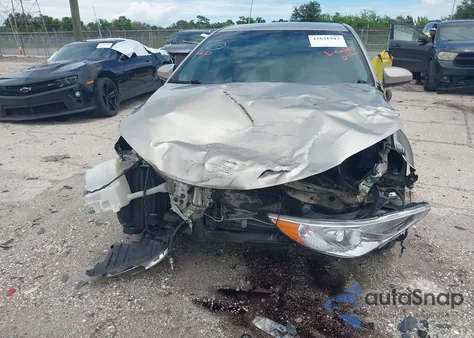 2015 Toyota Camry Le/Xle/Se/Xse z USA, uszkodzony, nr VIN 4T1BF1FK9FU911964